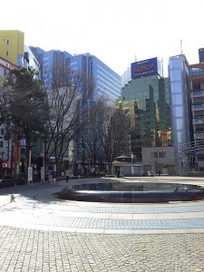 池袋西口公園からメトロポリタンプラザを望む