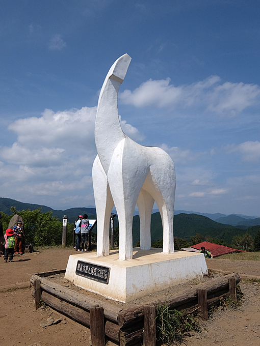 陣馬山頂の白馬像