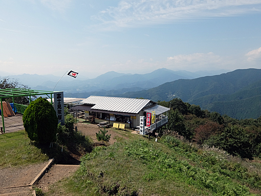 陣馬山頂から山梨県側の眺め