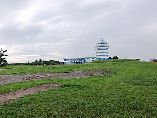 望楼の芝と潮岬観光タワー